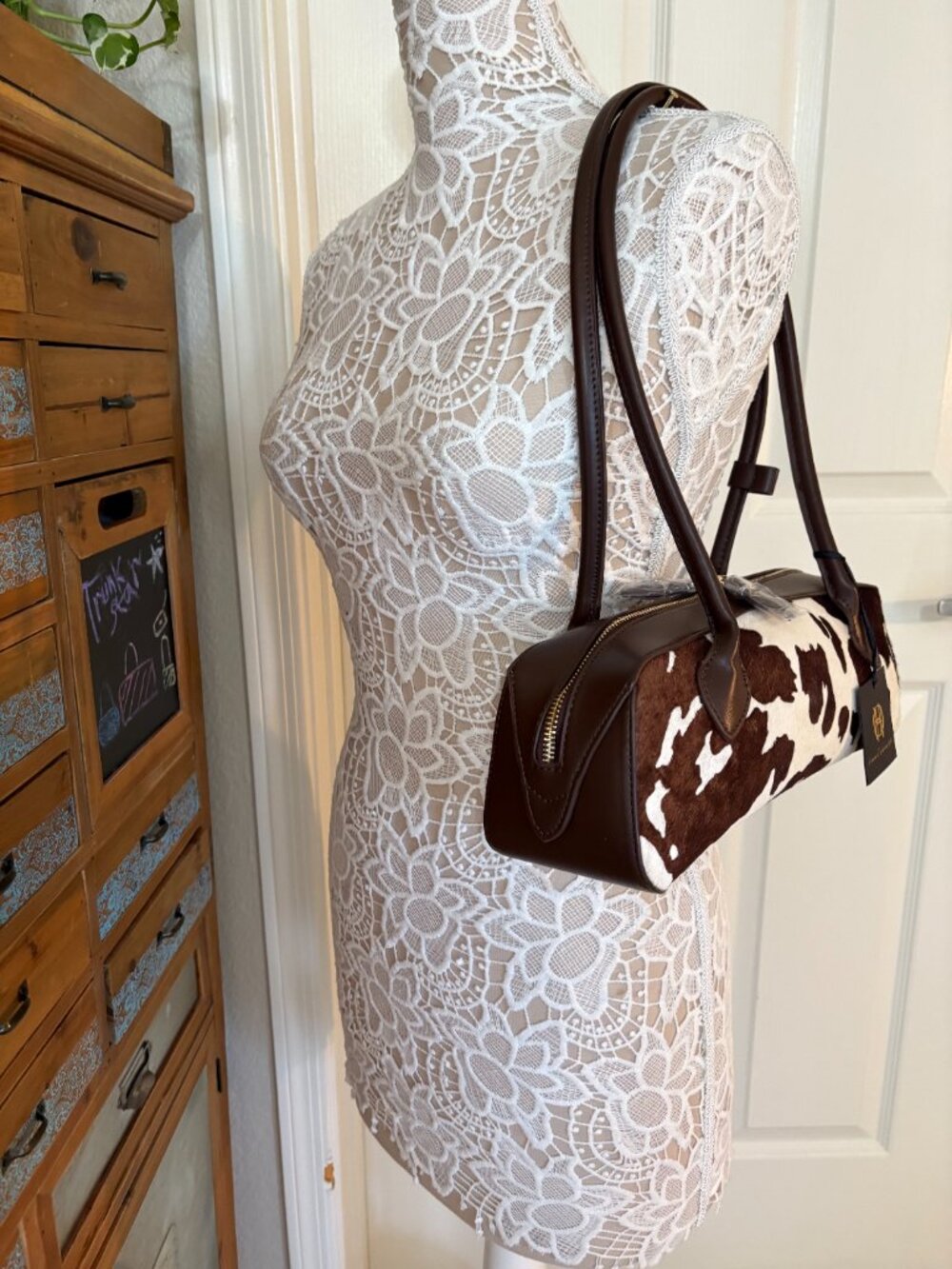 House of Harlow 1960 - Cow Print Barrel Shoulder Purse- Brown/White- NWT - Picture 3 of 12